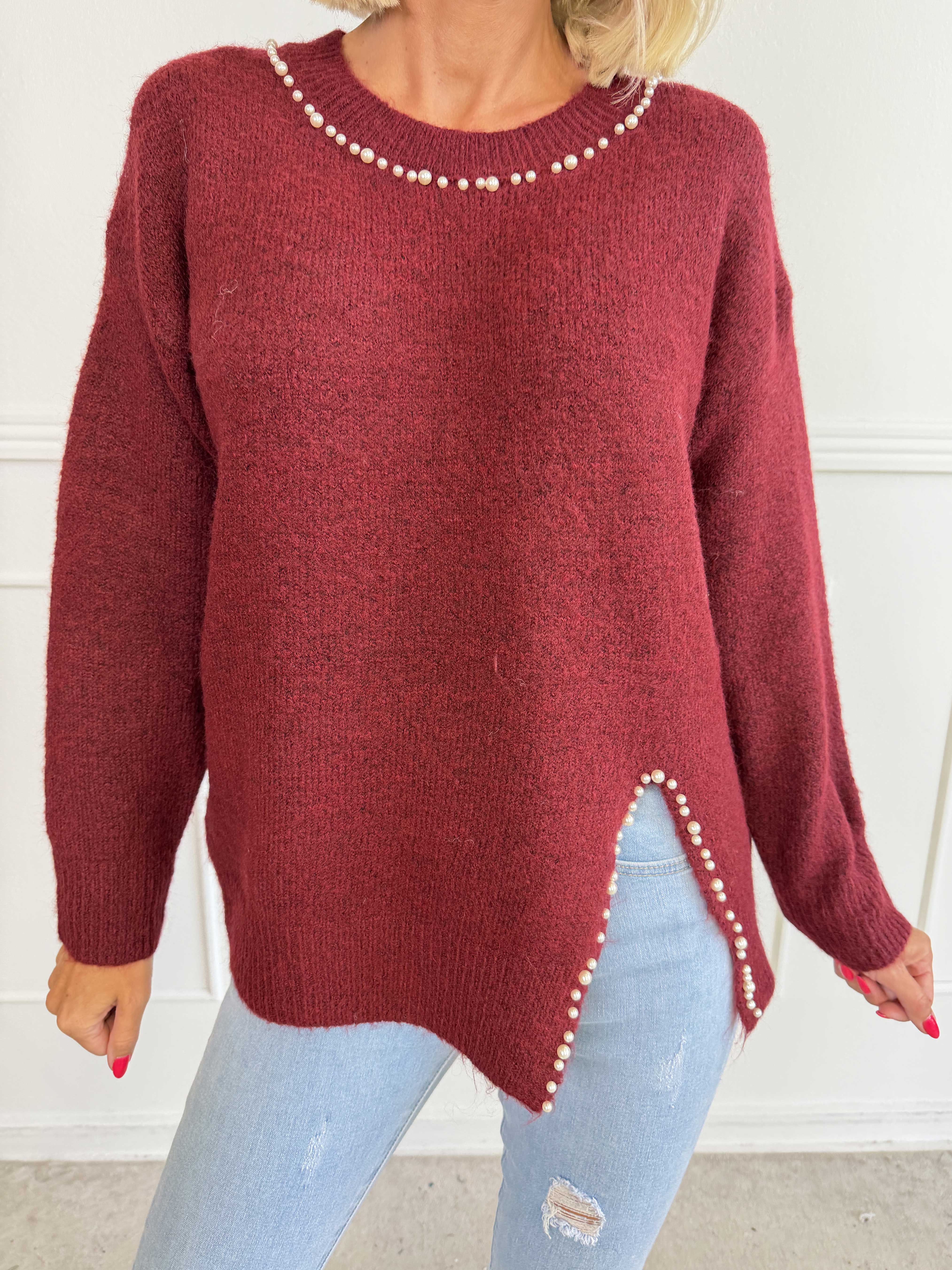 Ondine - Blød og elegant strikbluse med fine hvide perler og lille slids